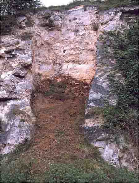 geologische orgelpijp (met nog een deel van de grindvulling) zoals die aan het daglicht kwam bij bovengrondse kalksteenwinning